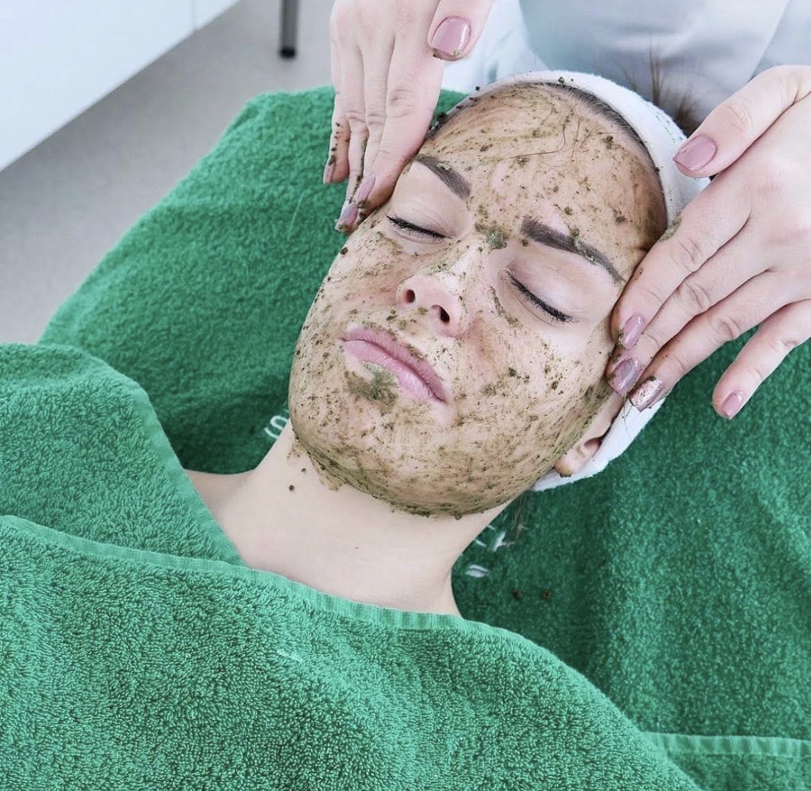 Green Peel-behandling hos Estetique i Førde: urtepeeling blir massert inn i huda
